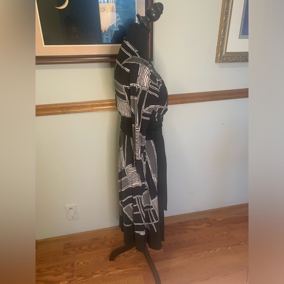 Jones New York Black, gray and white graphic Print.
Wraparound Dress size 8 - Picture 3 of 9